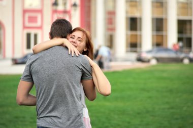 Parkta kucaklaşan çift.