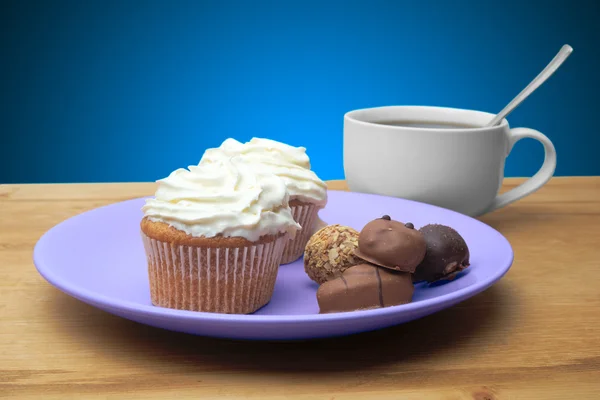 Cupcakes mit Schokolade auf dem Teller — Stockfoto