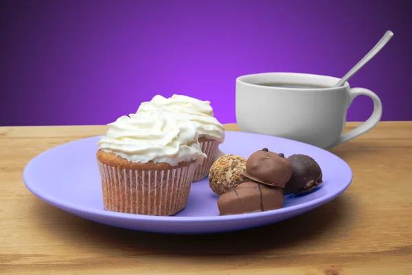 Cupcakes mit Schokolade auf dem Teller — Stockfoto