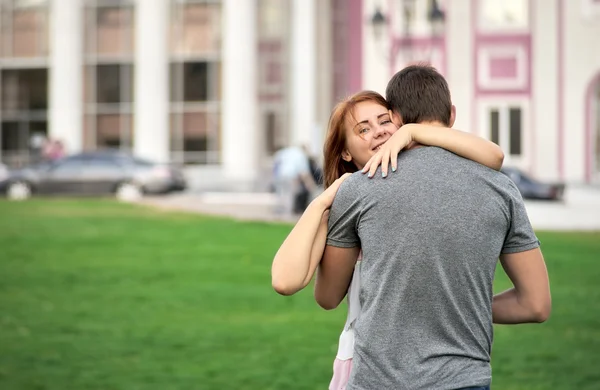 คู่รักกอดกันในสวนสาธารณะ — ภาพถ่ายสต็อก