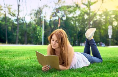 kadın ile bir günlük bir çim üzerinde yalan