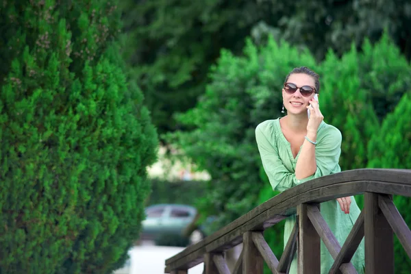 Frau auf der Brücke telefoniert — Stockfoto