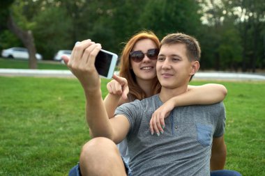 Çift aşık'ın bahçesinde kendini yapar