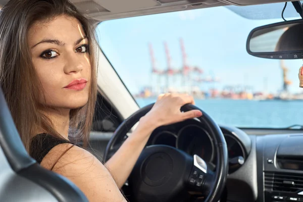 Mujer feliz conduciendo un coche — Foto de Stock