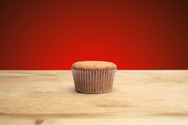 ahşap bir masa üzerinde üç top kek