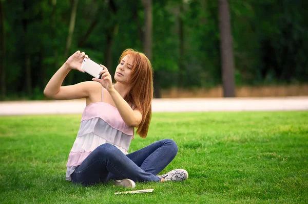 Mujer fotografiándose en el parque — Foto de Stock