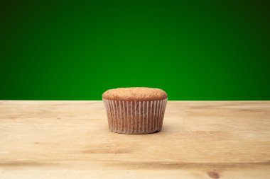 ahşap bir masa üzerinde üç top kek