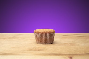 ahşap bir masa üzerinde üç top kek