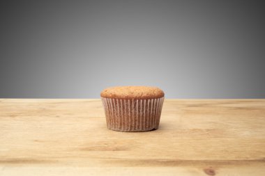 ahşap bir masa üzerinde üç top kek