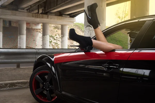 Araba pencereden dışarı yapışmasını kadın bacakları