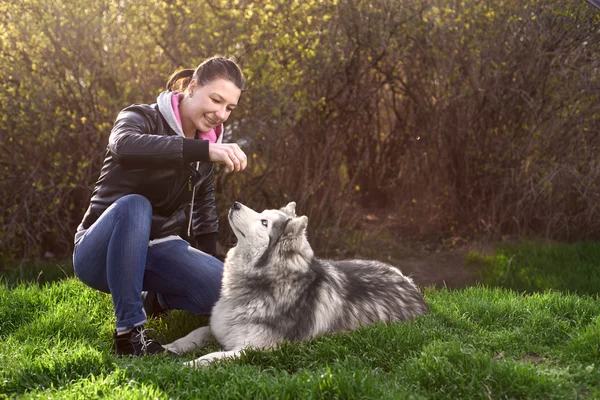 Husky mulher caminha no parque — Fotografia de Stock