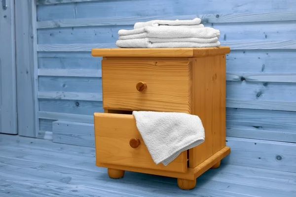 Commode met een schone handdoek — Stockfoto