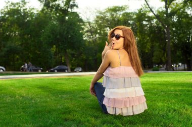 mutlu kadın gözlüklü çim üzerinde yalan