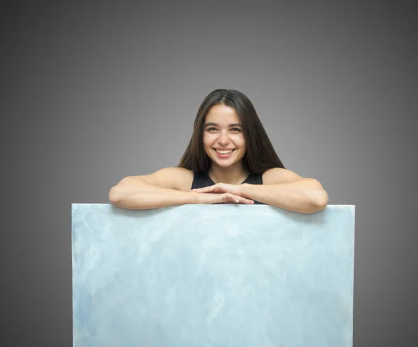 Mujer sosteniendo un lienzo — Foto de Stock