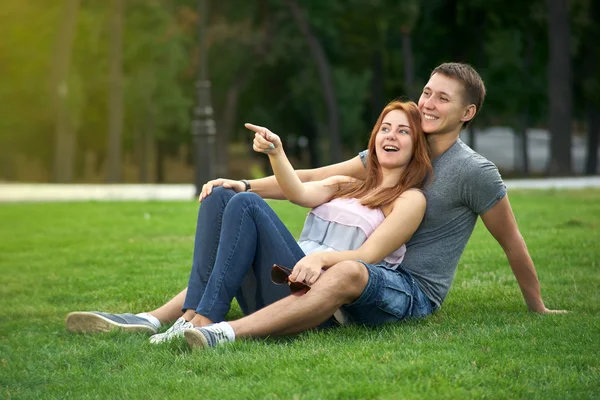 kız parmak yön gösterir