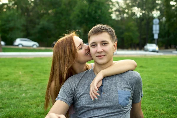 Pareja enamorada sentada en el césped — Foto de Stock