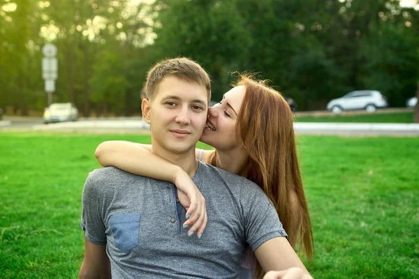 Pareja enamorada sentada en el césped —  Fotos de Stock