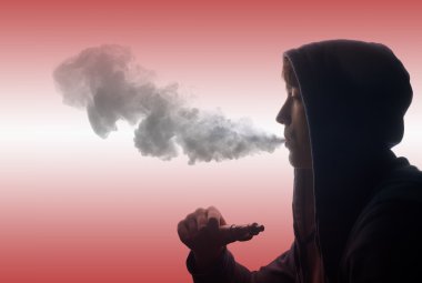 Elektronik sigara içen adam.