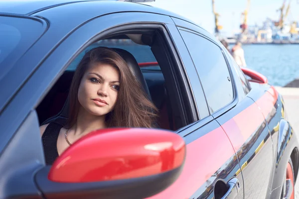 Sexy Frau am Steuer eines Autos — Stockfoto