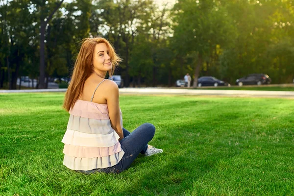 Glückliche Frau mit Brille im Gras liegend — Stockfoto