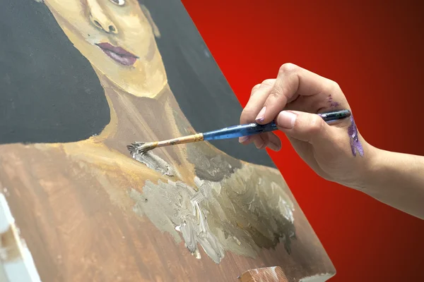 Artista pinta cuadro sobre lienzo — Foto de Stock
