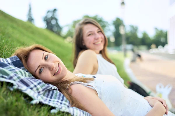 Happy friends in the park — Stock Photo, Image