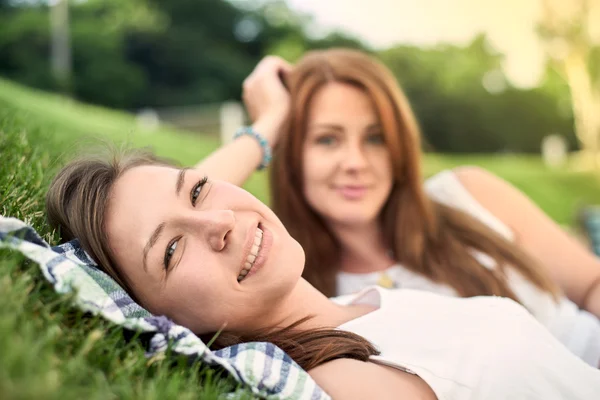 Happy friends in the park — Stock Photo, Image