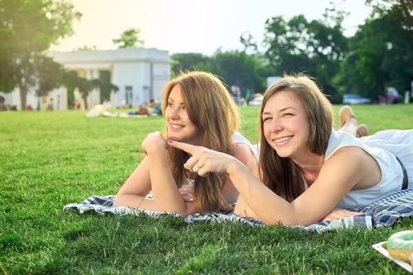 Happy friends in the park — Stock Photo, Image