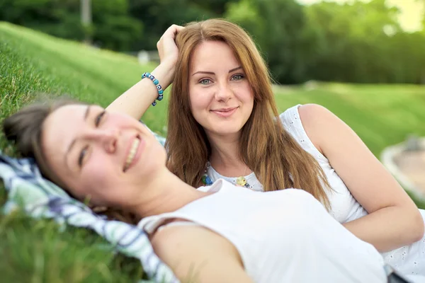 Happy friends in the park — Stock Photo, Image