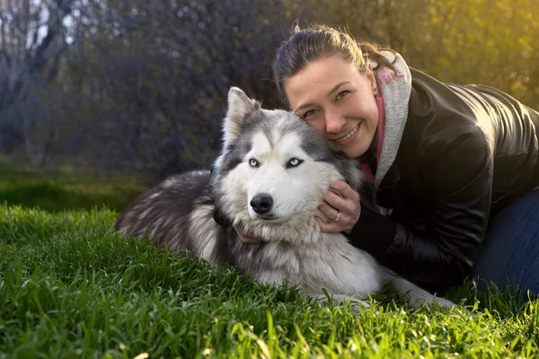 Husky femeie merge în parc — Fotografie, imagine de stoc