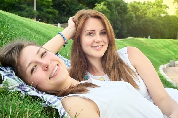 Happy friends in the park — Stock Photo, Image