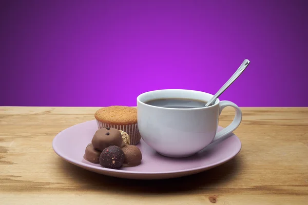 Magdalenas con chocolate en el plato — Foto de Stock