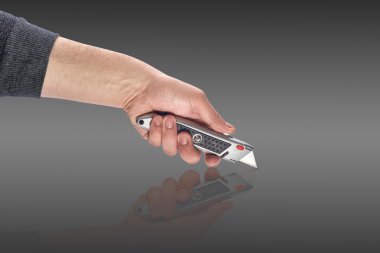 adamın elinde bir bıçak ileti örneği holding