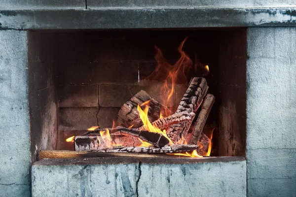 Charbons rouges chauds dans le feu de joie — Photo