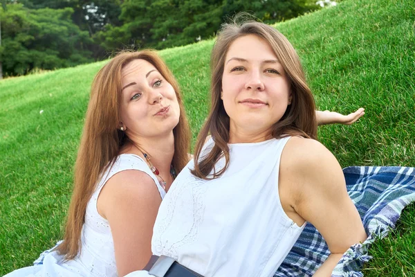 Amigos felices en el parque —  Fotos de Stock