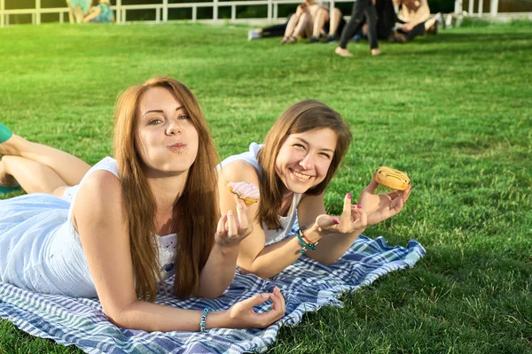 Happy friends in the park — Stock Photo, Image