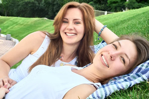 Happy friends in the park — Stock Photo, Image