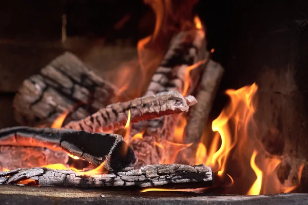 Charcoals merah panas dalam api unggun — Stok Foto