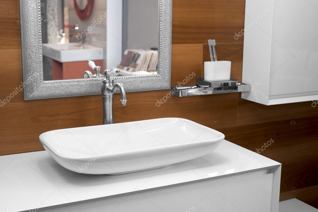 Baño blanco de lujo con lavabo y decoración en espejo. — Foto de stock