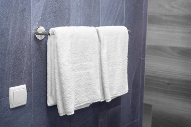 Banyoda havlu var.
