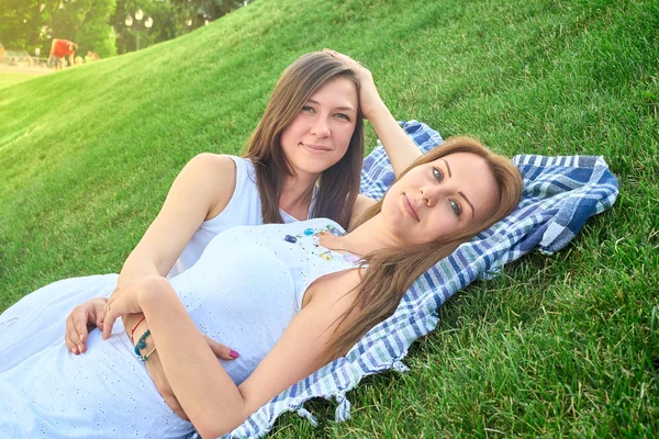 Gelukkige vrienden in het park — Stockfoto