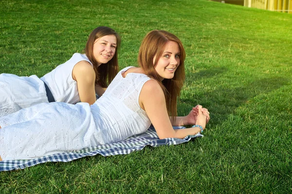 Amigos felizes no parque — Fotografia de Stock