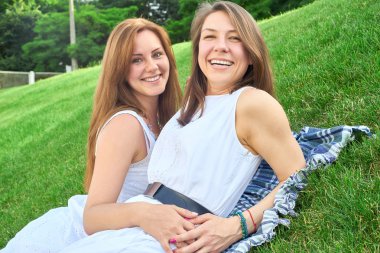 Parktaki mutlu arkadaşlar