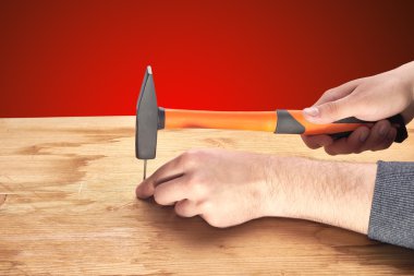 adam bir çivi bir çekiç ile çekiç.