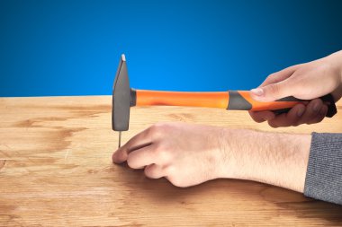 adam bir çivi bir çekiç ile çekiç.