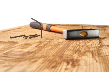 Çekiç ve çiviler tahtaya