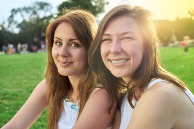 Parktaki mutlu arkadaşlar