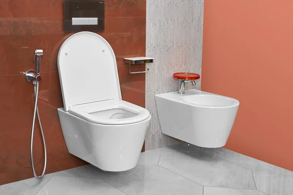 Toilettes et bidet dans une salle de bain moderne — Photo