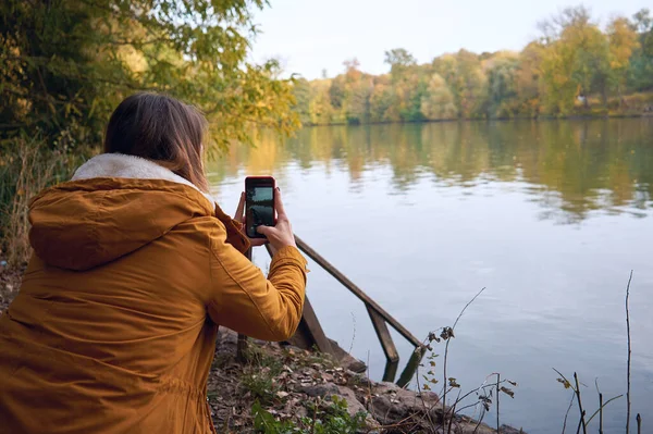 Hermosa Mujer Tomando Fotos Del Lago Teléfono Inteligente — Foto de Stock