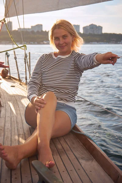 Une Femme Heureuse Est Assise Sur Pont Yacht Dans Mer — Photo